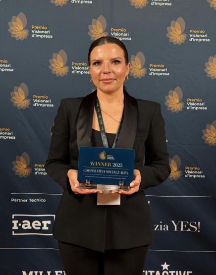 La Presidente Radmyla Sydorkina con il Premio Visionari d'Impresa 2025